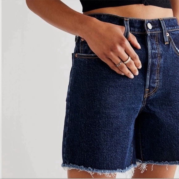 NWT Levi’s 501 High Rise Mid Thigh Shorts in Salsa Center Dark Wash - Picture 4 of 8